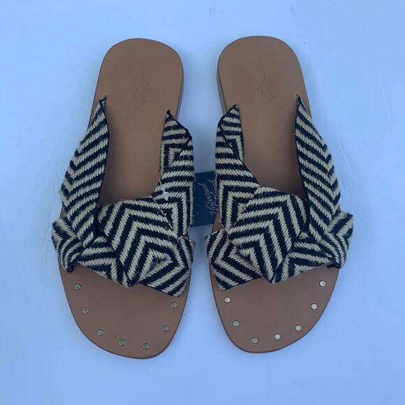 Universal Thread Women Flat Sandals/ Slip On Size 6 NWT - Picture 2 of 7